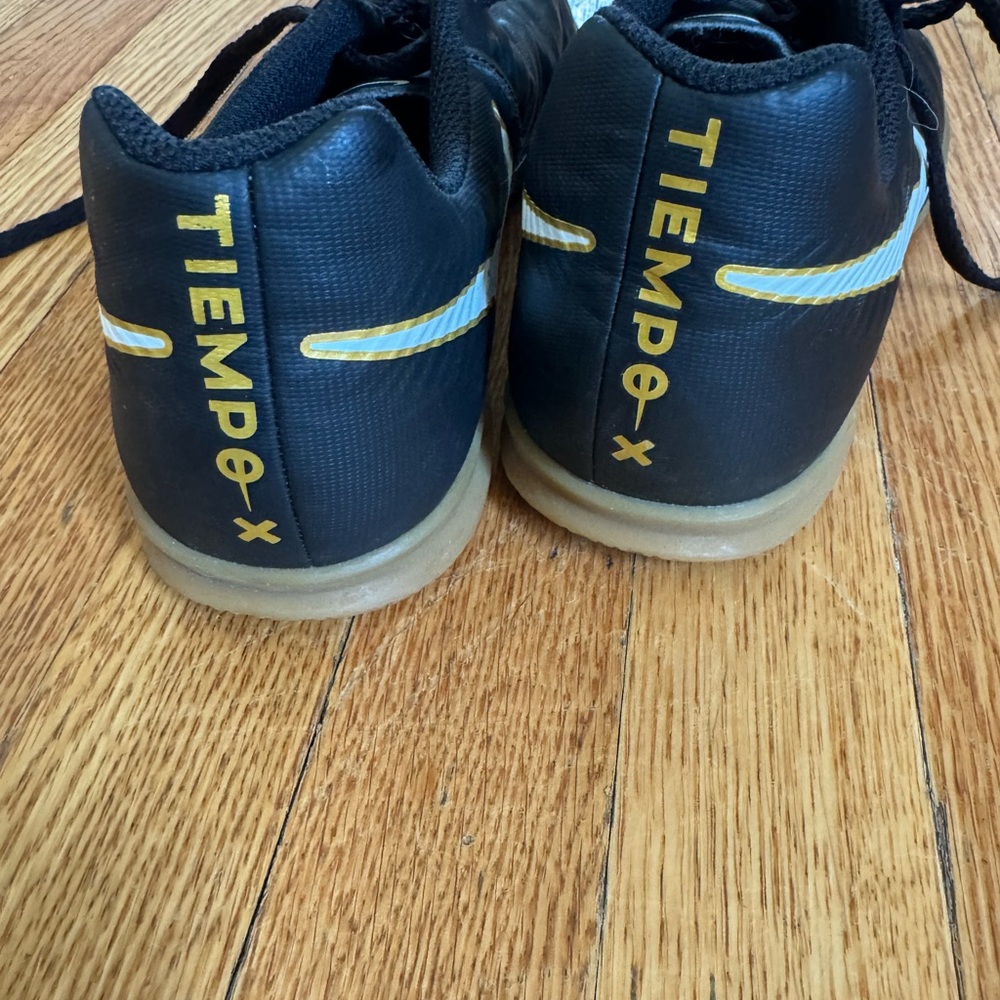 NWOT Nike Tiempo size 6YOUTH can fit a women’s 8 - Picture 2 of 2